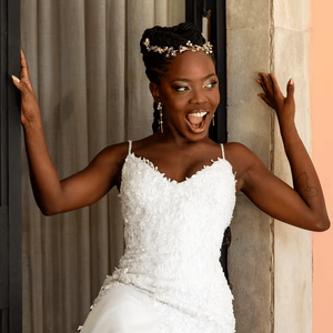 Vestido clássico, maquiagem leve e acessório delicado: o look de noiva de Leona reforça a elegância emocional do último capítulo