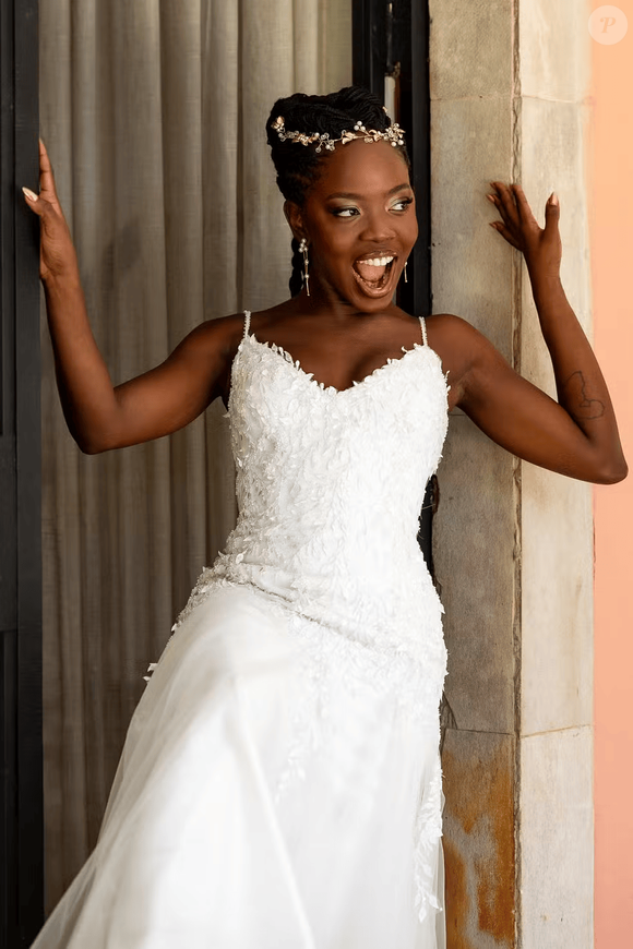 Vestido clássico, maquiagem leve e acessório delicado: o look de noiva de Leona reforça a elegância emocional do último capítulo