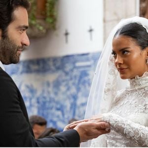 Afonso (Humberto Carrão) e Maria de Fátima (Bella Campos) se casam na novela 'Vale Tudo'