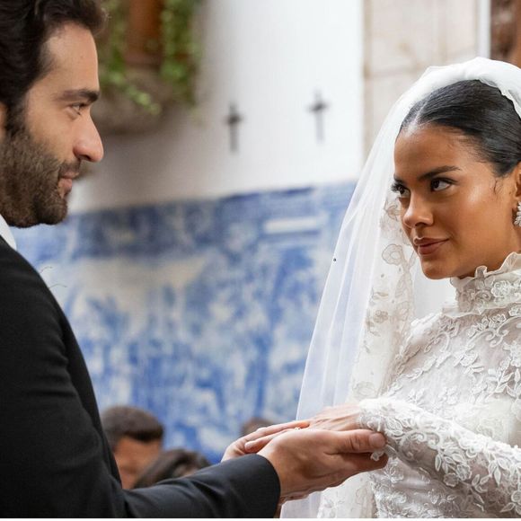 Afonso (Humberto Carrão) e Maria de Fátima (Bella Campos) se casam na novela 'Vale Tudo'