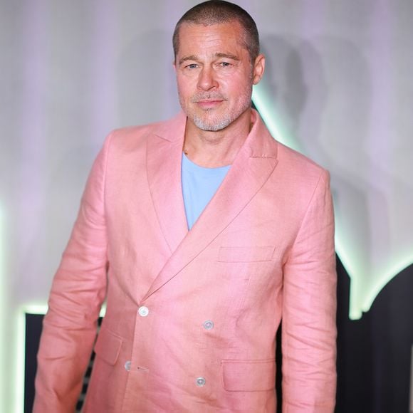 De novo visual e com a cabeça raspada, Brad Pitt tem chamado atenção por sua aparência mais jovem