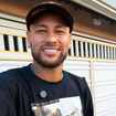 Neymar largou o futebol para virar YouTuber? Na expectativa de ser convocado para a Copa do Mundo de 2026, o atacante revisita lugares de antes da fama: 'Tinha dias que era difícil'