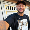 Neymar largou o futebol para virar YouTuber? Na expectativa de ser convocado para a Copa do Mundo de 2026, o atacante revisita lugares de antes da fama: 'Tinha dias que era difícil'