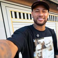 Neymar largou o futebol para virar YouTuber? Na expectativa de ser convocado para a Copa do Mundo de 2026, o atacante revisita lugares de antes da fama: 'Tinha dias que era difícil'
