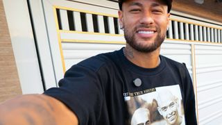 Neymar largou o futebol para virar YouTuber? Na expectativa de ser convocado para a Copa do Mundo de 2026, o atacante revisita lugares de antes da fama: 'Tinha dias que era difícil'