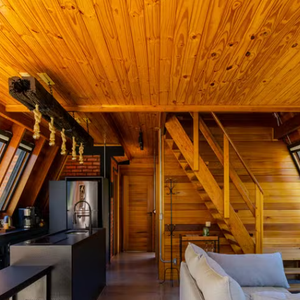 Cabana de Bruno Gissoni e Yanna Lavigne não foi um projeto de fácil execução, como disse o arquiteto responsável pelo projeto, Saymon Dall Alba, para a Vogue: "O principal desafio foi ter bons fluxos internos".