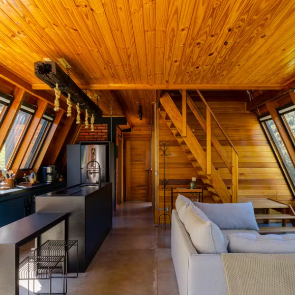 Cabana de Bruno Gissoni e Yanna Lavigne não foi um projeto de fácil execução, como disse o arquiteto responsável pelo projeto, Saymon Dall Alba, para a Vogue: "O principal desafio foi ter bons fluxos internos".