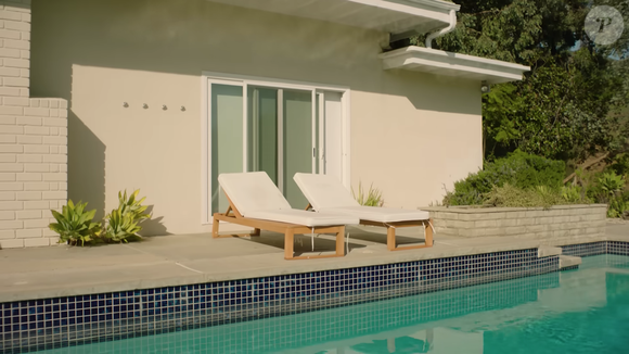 Piscina de Jacob conta também com duas espreguiçadeiras para curtir os dias de sol intenso de LA