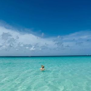 Angélica no mar paradisíaco do Caribe