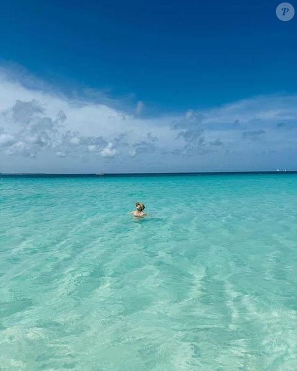 Angélica no mar paradisíaco do Caribe