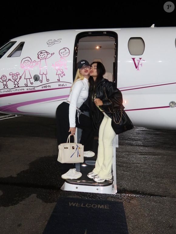 Virginia e Duda Freire, sua melhor amiga, posaram antes do embarque no jatinho da influencer