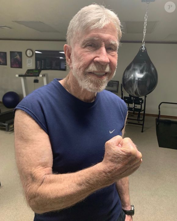 "Aprendi muito sobre envelhecimento saudável ao longo dos anos, e uma das minhas descobertas mais importantes é o poder de ouvir o próprio corpo e identificar o que o ajuda a ter o melhor desempenho", diz Chuck Norris