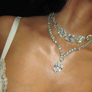 A produção foi complementada por dois colares com cerca de 250 quilates de diamantes, reforçando o tom sofisticado do desfile.