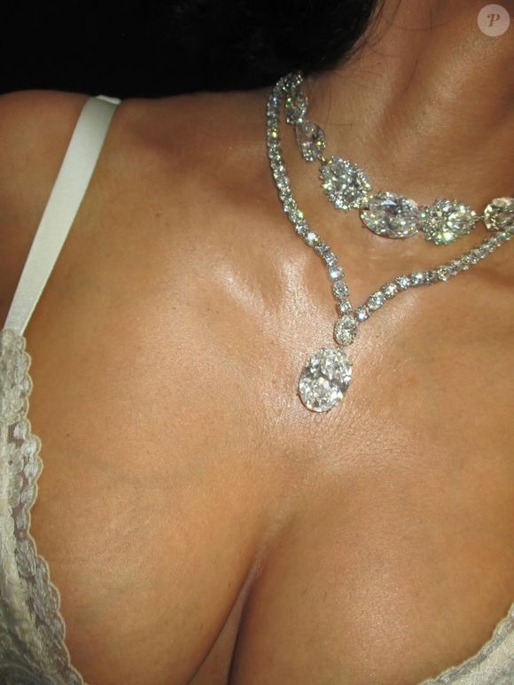 A produção foi complementada por dois colares com cerca de 250 quilates de diamantes, reforçando o tom sofisticado do desfile.