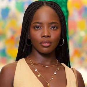 Leona (Clara Moneke) fica com Samuel (Juan Paiva) no final da novela Dona de Mim