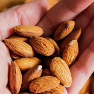 Apesar dos benefícios, é importante ter consciência ao consumir amêndoas, especialmente a quem tem alergia ou predisposição a cálculos renais