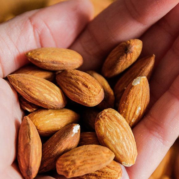Apesar dos benefícios, é importante ter consciência ao consumir amêndoas, especialmente a quem tem alergia ou predisposição a cálculos renais