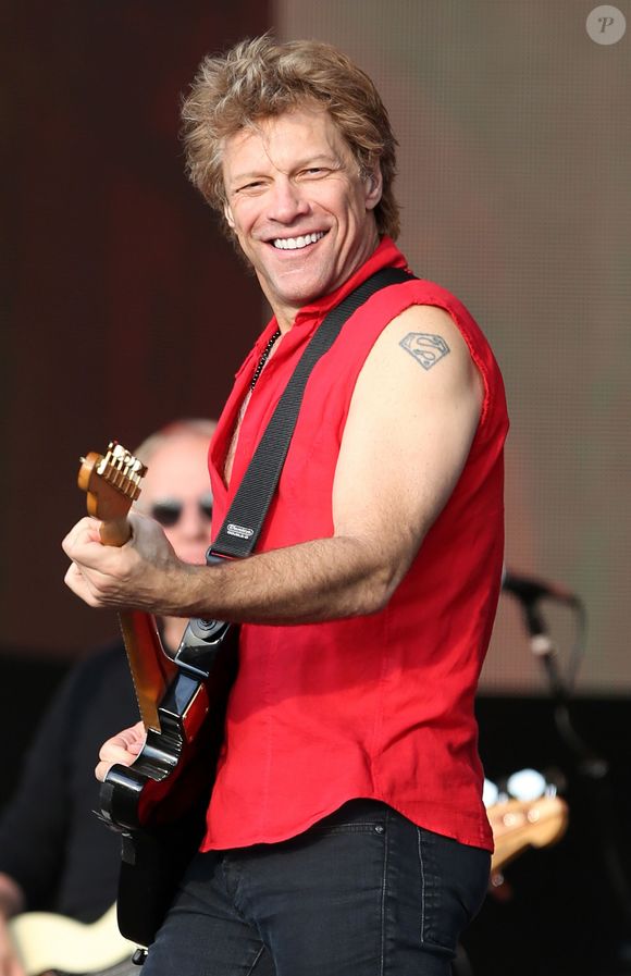 16. Bon Jovi (2017) - Presença frequente no festival, o grupo liderado por Jon Bon Jovi manteve o padrão de exigência sofisticada. Em 2017, pediu um jantar completo, acompanhado de sucos e água Fiji, reconhecida mundialmente por sua pureza.
