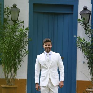 Mariano, por sua vez, optou por um elegante terno branco da Vip Alfaiataria, assinado por Wagner Santos.