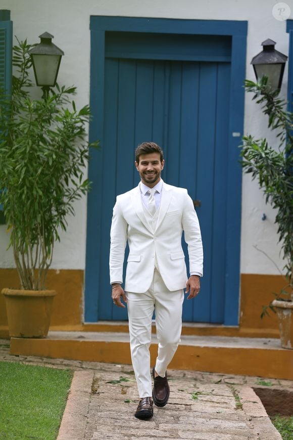 Mariano, por sua vez, optou por um elegante terno branco da Vip Alfaiataria, assinado por Wagner Santos.