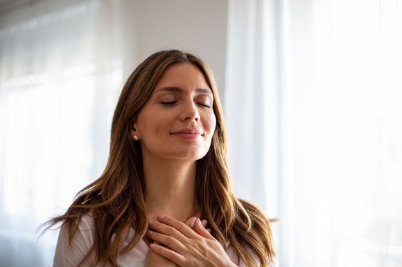 Essa mudança de perspectiva transforma um erro em uma oportunidade para demonstrar gratidão, promovendo uma atmosfera construtiva e prevenindo interações constrangedoras