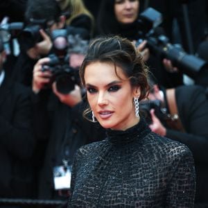 Alessandra Ambrosio apostou no pretinho nada básico para o Festival de Cinema de Cannes