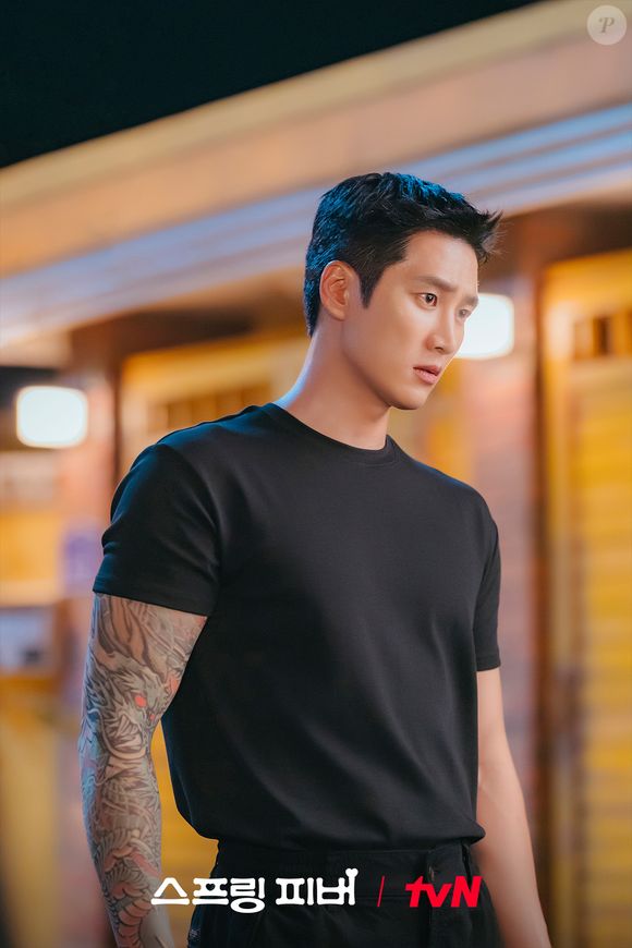 Ao falar sobre gravar cenas de ciúmes, Ahn Bo-hyun fez uma confissão que rapidamente viralizou entre os fãs. 'Quando começamos a filmar, naturalmente nos tornamos nossos personagens, então há momentos em que realmente sinto ciúmes, dependendo da situação na história', afirmou à CNN