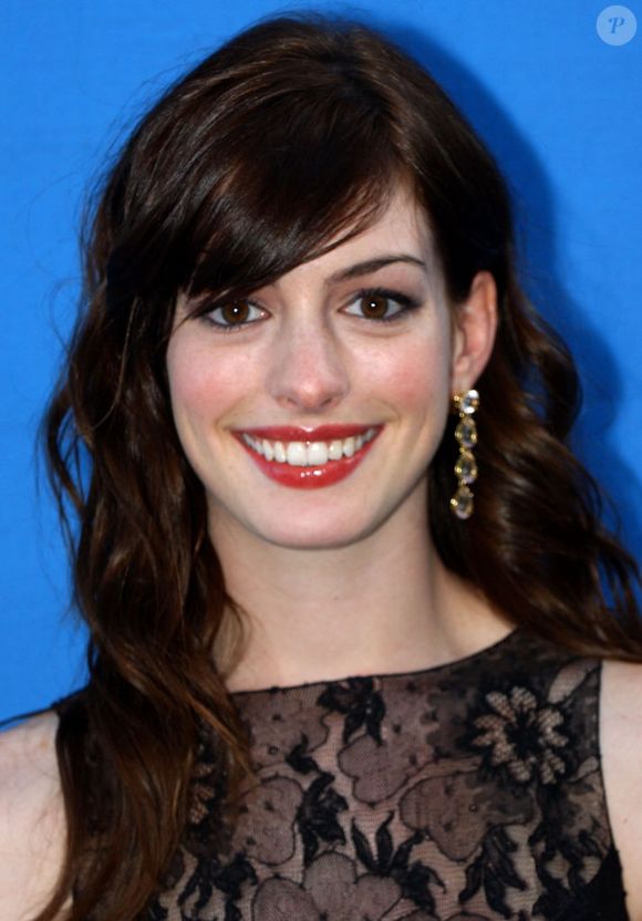 2005: com uma franja de lado, Anne Hathaway mostrou que aprova a versatilidade visual