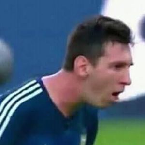 Imagens de Messi passando mal durante jogos chamaram atenção da imprensa esportiva internacional por vários anos