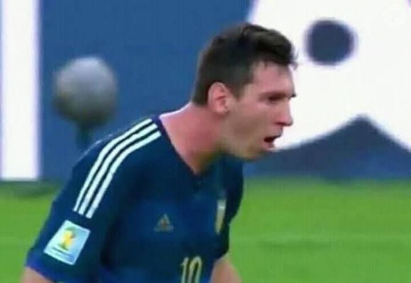 Imagens de Messi passando mal durante jogos chamaram atenção da imprensa esportiva internacional por vários anos