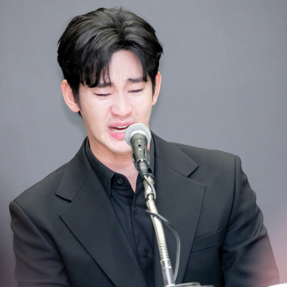 Kim Soo-hyun perde milhões (de novo!): marca dispensa astro coreano após danos à reputação e prejuízo de 130 milhões