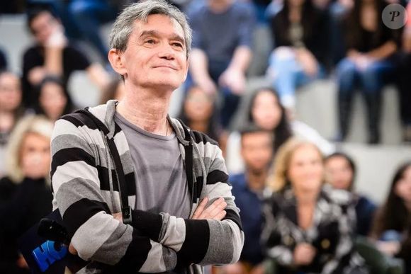 Serginho Groisman conversou com detentos de penitenciária em programa ao vivo no SBT em 1992: '(Detento disse:) A droga aqui existe e é o único meio de não explodir isso aqui'