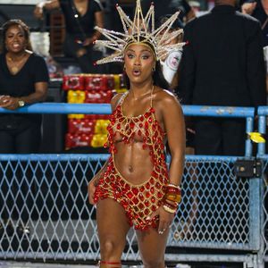 Rebecca apostou em um look cheio de pedrarias para ensaiar como musa do Salgueiro