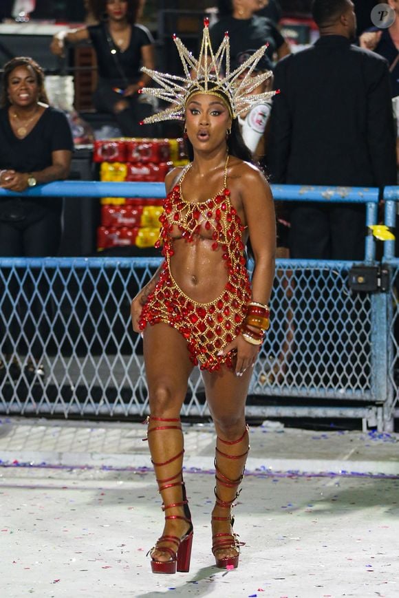 Rebecca apostou em um look cheio de pedrarias para ensaiar como musa do Salgueiro