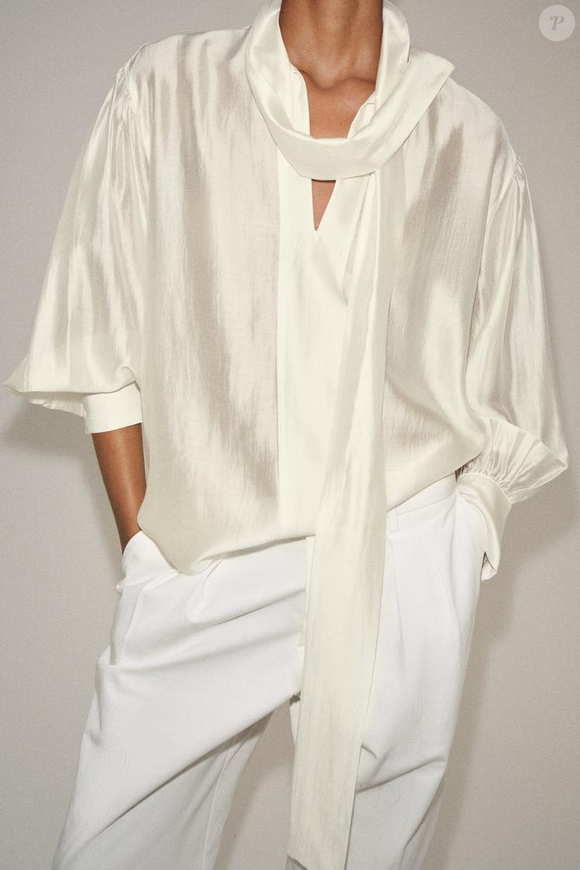 Com tecido de toque suave, mangas amplas e acabamento elegante, a camisa da Zara é uma alternativa moderna para reproduzir o estilo refinado de Carolina Herrera
