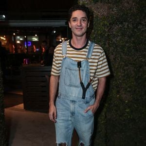 João Vitor Silva, que eternizou o Pedrinho em "Sítio do Picapau Amarelo" homenageou o próprio personagem com uma jardineira jeans e estilingue; veja o look