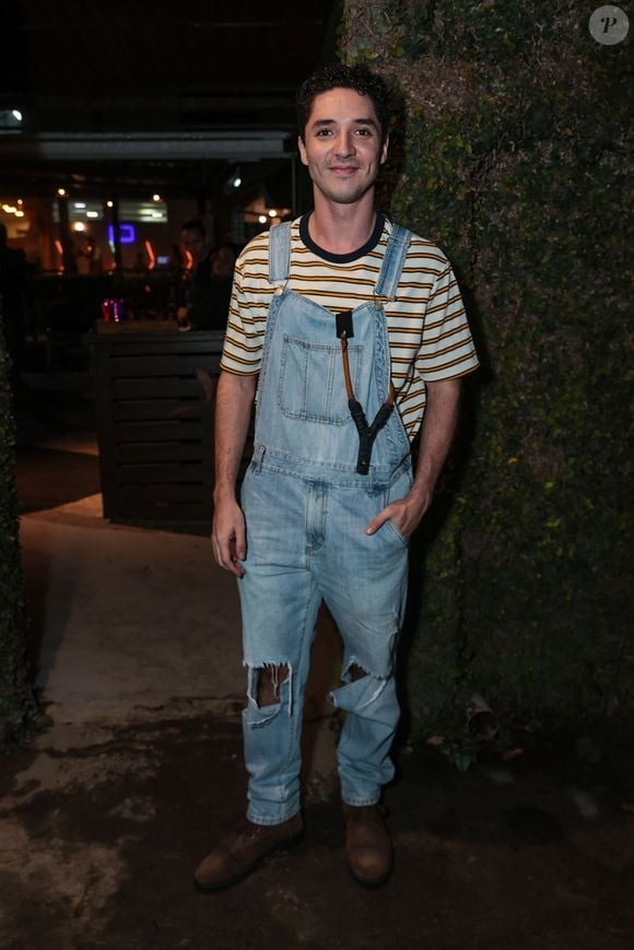 João Vitor Silva, que eternizou o Pedrinho em "Sítio do Picapau Amarelo" homenageou o próprio personagem com uma jardineira jeans e estilingue; veja o look