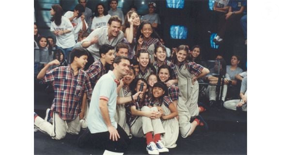 Serginho Groisman em foto com o primeiro elenco da novela 'Chiquititas' no SBT