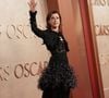 Roupa preta é mais frequente em eventos e entrevistas de trabalho; na foto, Fernanda Torres com look naquela cor no Oscar 2025