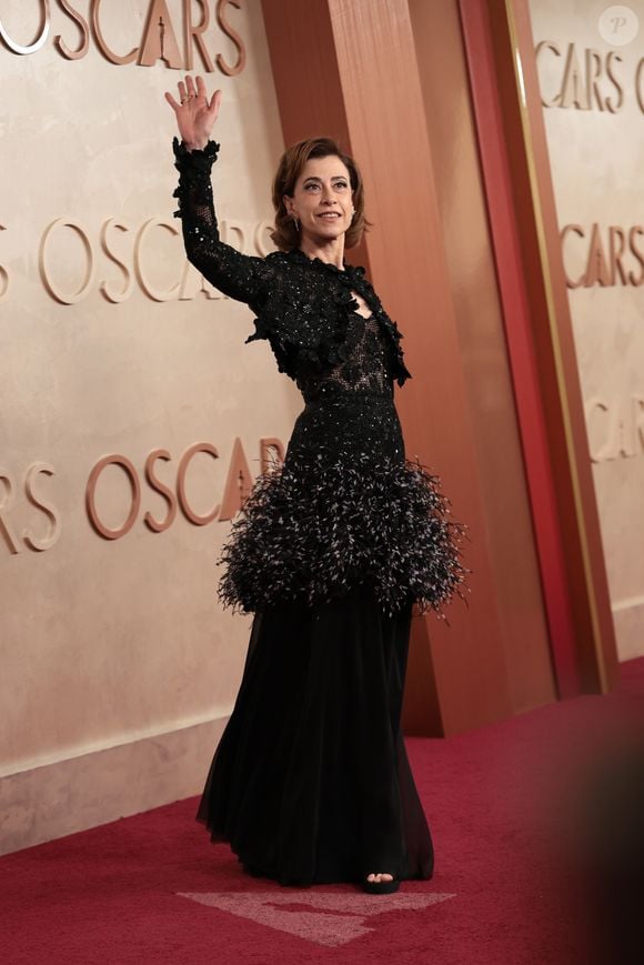Roupa preta é mais frequente em eventos e entrevistas de trabalho; na foto, Fernanda Torres com look naquela cor no Oscar 2025