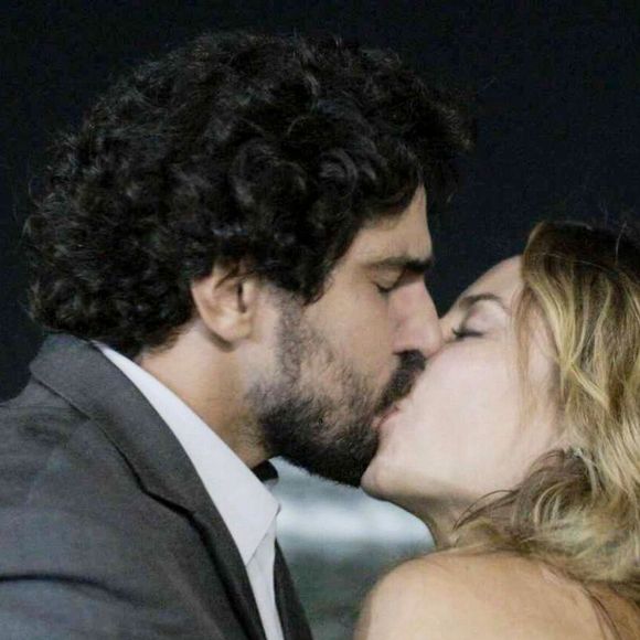 Ivan (Renato Góes) e Heleninha (Paolla Oliveira) dão o primeiro beijo no capítulo de 24 de maio na novela 'Vale Tudo'