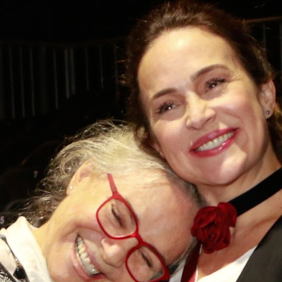 Raquel do original de 'Vale Tudo', Regina Duarte perde 1º capítulo da nova novela para tietar filha, Gabriela Duarte, no teatro. Fotos!