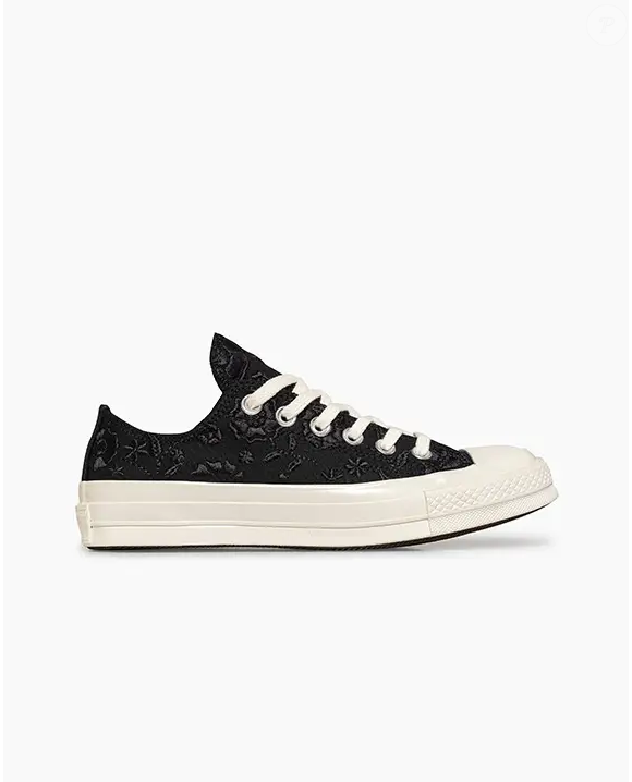 Inspirado nos clássicos dos anos 70, o Chuck 70 Retro Floral Cano Baixo Preto aposta em detalhes vintage e acabamento sofisticado para rejuvenescer qualquer produção