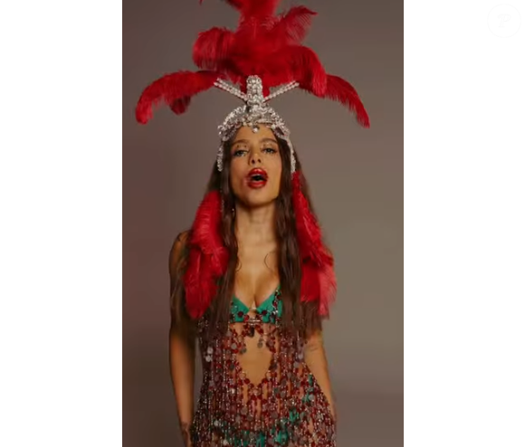 Ao falar sobre a nova responsabilidade, Anitta fez questão de citar Paolla, que deixou o posto após anos à frente da bateria da agremiação de Duque de Caxias. Segundo a cantora, a antecessora recebeu a notícia com carinho e ainda se colocou à disposição para ajudá-la nessa nova fase.