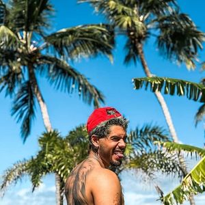 Internautas se divertiram com a nova postura de solteiro de Zé Felipe