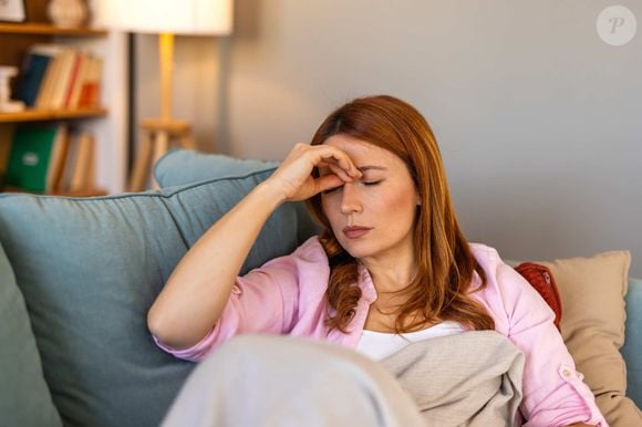 Tocar o próprio rosto pode ser reação natural de pessoas que sente que estão sendo observadas ou avaliadas