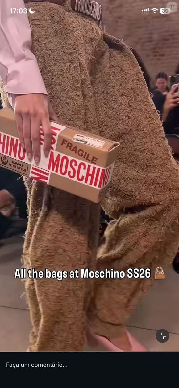 Bolsa com inscrição “Frágil” e camiseta infantil com “Pare!” misturam ironia e crítica ambiental na passarela