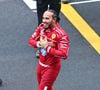 Lewis Hamilton acena para os fãs após vitória na sprint da China, mas um detalhe inesperado rouba a cena.
