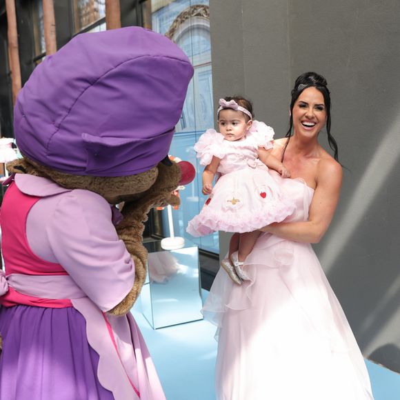 Personagens vivos encantaram a filha de Zezé Di Camargo e Graciele Lacerda