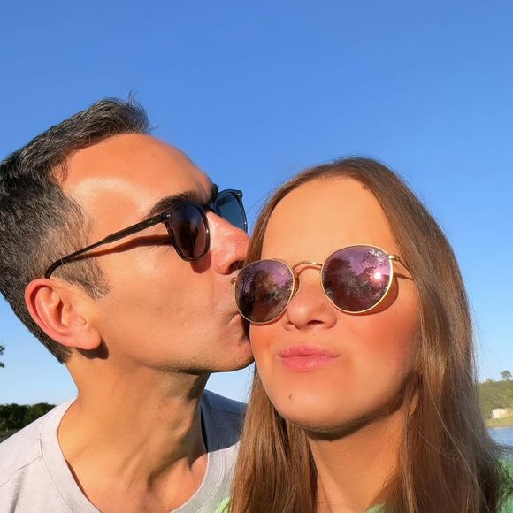 Mesmo padrasto de Rafa, que é filha de Roberto Justus, César Tralli sempre demonstrou muito carinho pela enteada